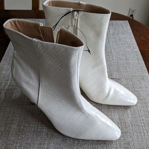 Express Heal  Booties Ankle boots size 9 NWT Faux Leather with 4 inch heels